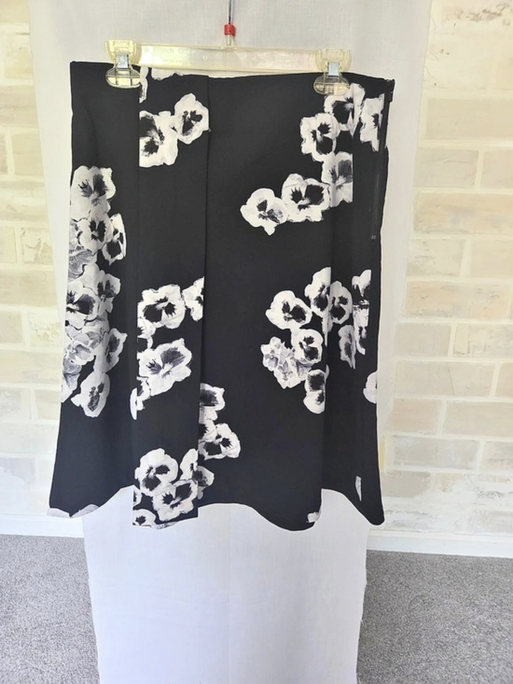 Ellen Tracy Floral Midi Skirt in Black & White Size 12 Like New